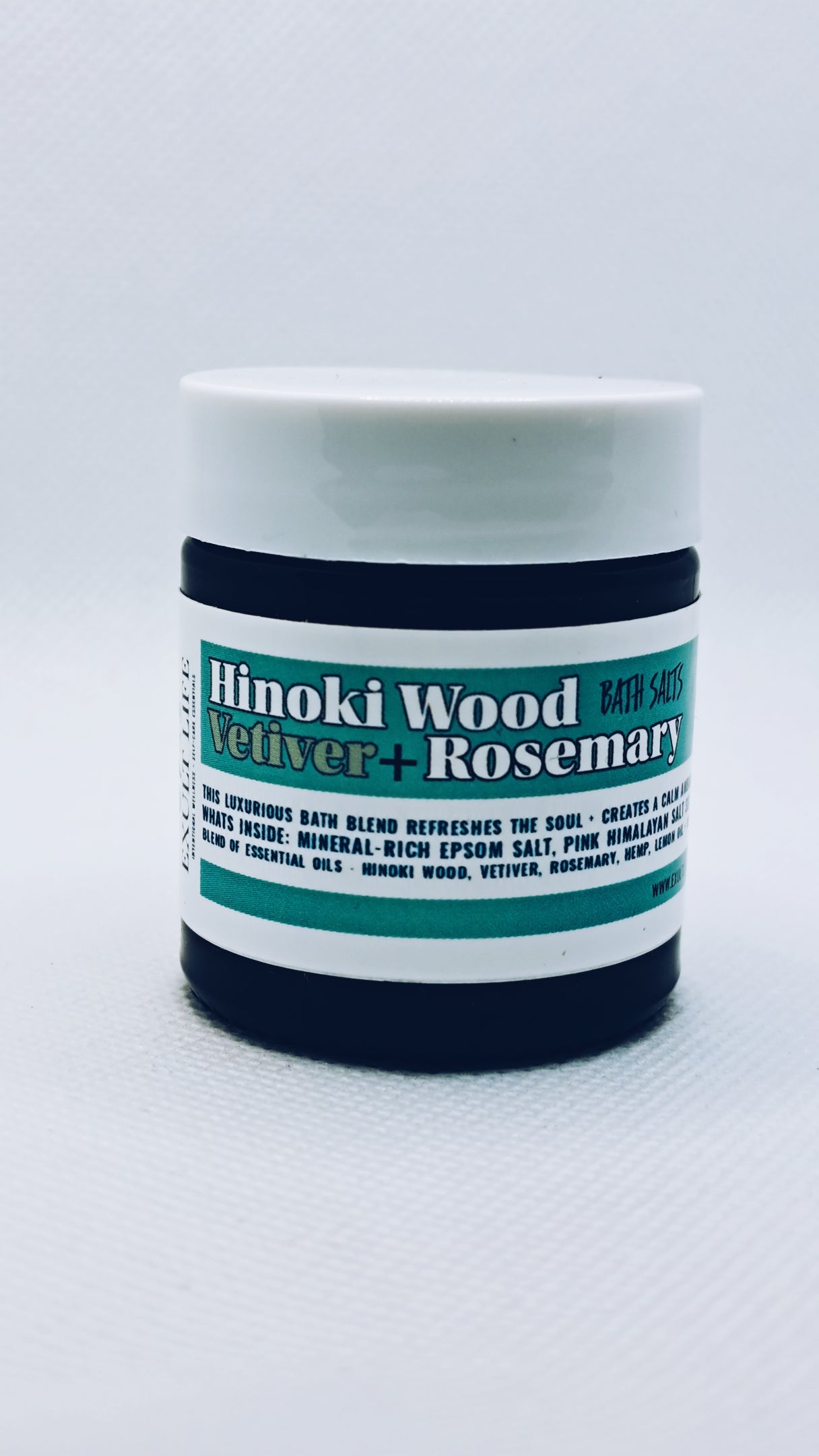 Single use, 1 ounce jar of Hinoki Wood, vetiver and rosemary bath salt.